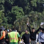 Personas deportadas llegan en un avión militar estadounidense, a la base aérea Armando Escalon ubicada en San Pedro Sula, Honduras. Foto de JLMNoticias / EFE/ Jose Valle.