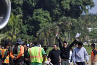 Personas deportadas llegan en un avión militar estadounidense, a la base aérea Armando Escalon ubicada en San Pedro Sula, Honduras. Foto de JLMNoticias / EFE/ Jose Valle.
