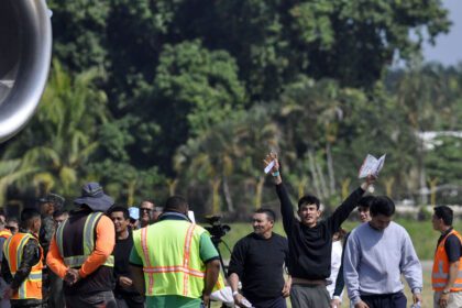 Personas deportadas llegan en un avión militar estadounidense, a la base aérea Armando Escalon ubicada en San Pedro Sula, Honduras. Foto de JLMNoticias / EFE/ Jose Valle.