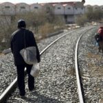 Migrantes caminan por vías de tren en Altar, Sonora. Foto de JLMNoticias / EFE/ Daniel Sánchez.
