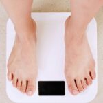 ¿Por qué pesas más de día que de noche?. Foto de JLMNoticias / i yunmai / Unsplash.