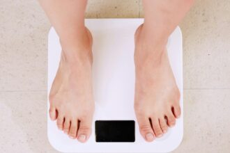 ¿Por qué pesas más de día que de noche?. Foto de JLMNoticias / i yunmai / Unsplash.