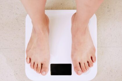 ¿Por qué pesas más de día que de noche?. Foto de JLMNoticias / i yunmai / Unsplash.