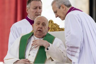 El papa Francisco durante el jubileo de las Fuerzas Armadas en la plaza de San Pedro, su última aparición pública antes de volver a ser atendido por la bronquitis. Foto de JLMNoticias / EFE/ EPA/ MASSIMO PERCOSSI.