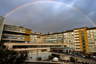 El Hospital Gemelli de Roma, donde el Papa Francisco recibe atención médica. Foto: JLMNoticias / EFE.