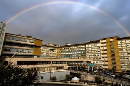 El Hospital Gemelli de Roma, donde el Papa Francisco recibe atención médica. Foto: JLMNoticias / EFE.