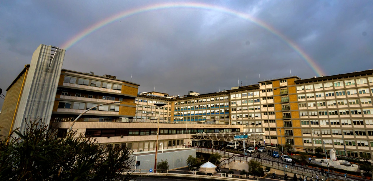 El Hospital Gemelli de Roma, donde el Papa Francisco recibe atención médica. Foto: JLMNoticias / EFE.