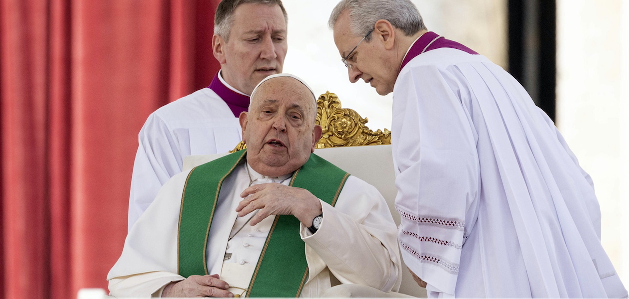 El papa Francisco durante el jubileo de las Fuerzas Armadas en la plaza de San Pedro, su última aparición pública antes de volver a ser atendido por la bronquitis. Foto de JLMNoticias / EFE/ EPA/ MASSIMO PERCOSSI.