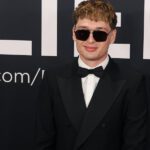 El cantante mexicano Peso Pluma en la alfombra roja de la 67ª ceremonia anual de los premios Grammy en el Crypto.com Arena de Los Ángeles, California. Foto de JLMNoticias / EFE/ Octavio Guzmán.