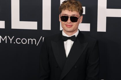 El cantante mexicano Peso Pluma en la alfombra roja de la 67ª ceremonia anual de los premios Grammy en el Crypto.com Arena de Los Ángeles, California. Foto de JLMNoticias / EFE/ Octavio Guzmán.