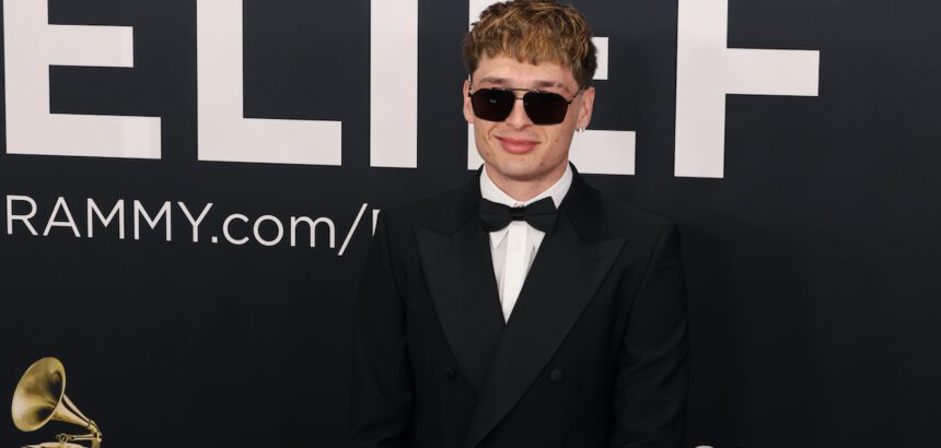 El cantante mexicano Peso Pluma en la alfombra roja de la 67ª ceremonia anual de los premios Grammy en el Crypto.com Arena de Los Ángeles, California. Foto de JLMNoticias / EFE/ Octavio Guzmán.