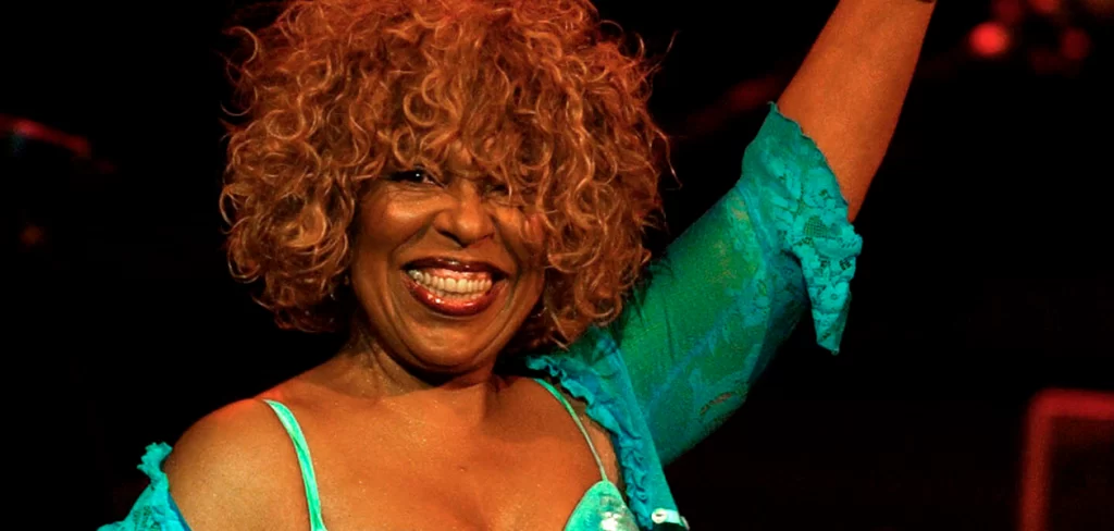 Fotografía de archivo fechada el 21 de julio de 2005 de la cantante Roberta Flack durante su presentación en el Palau de la Música Catalana en Barcelona. Flack, conocida por éxitos como 'Killing Me Softly With His Song', ha fallecido a los 88 años. Foto: JLMNoticias / EFE/ Toni Albir.