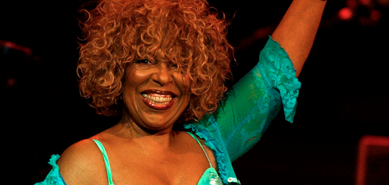Fotografía de archivo fechada el 21 de julio de 2005 de la cantante Roberta Flack durante su presentación en el Palau de la Música Catalana en Barcelona. Flack, conocida por éxitos como 'Killing Me Softly With His Song', ha fallecido a los 88 años. Foto: JLMNoticias / EFE/ Toni Albir.