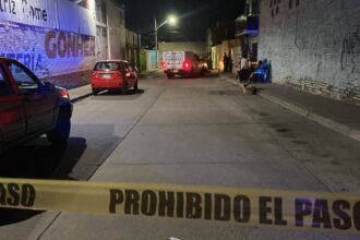 Movilización policiaca en la colonia Gremial por una caja sellada con cemento que contenía un perro muerto.