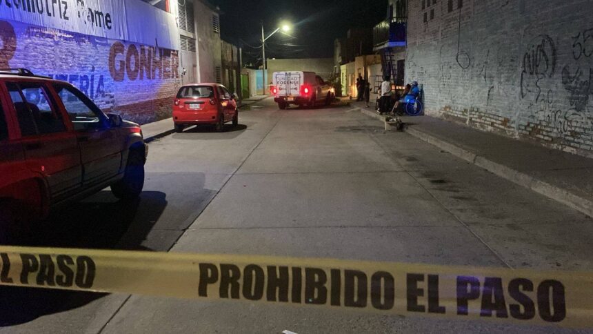 Movilización policiaca en la colonia Gremial por una caja sellada con cemento que contenía un perro muerto.