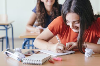 Estudiantes se preparan para el EXANI II
