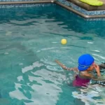 Terapia de rehabilitación en tanque terapéutico para niños con discapacidad