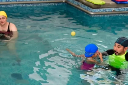 Terapia de rehabilitación en tanque terapéutico para niños con discapacidad