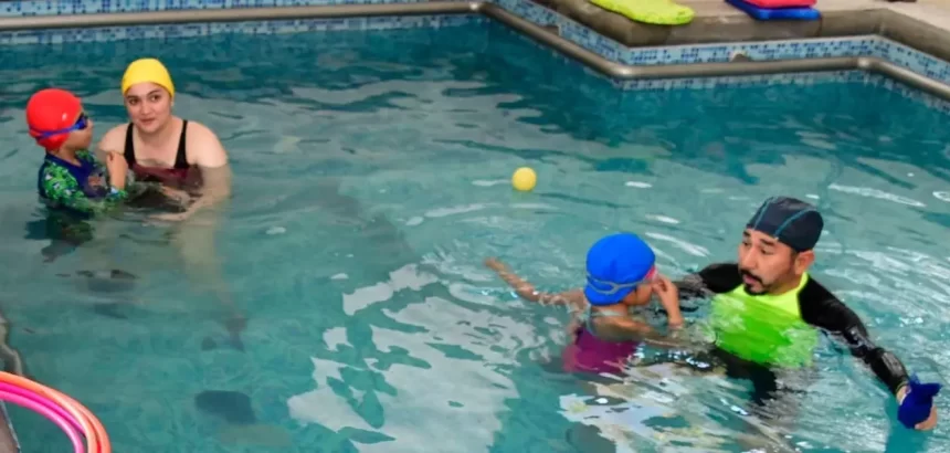 Terapia de rehabilitación en tanque terapéutico para niños con discapacidad