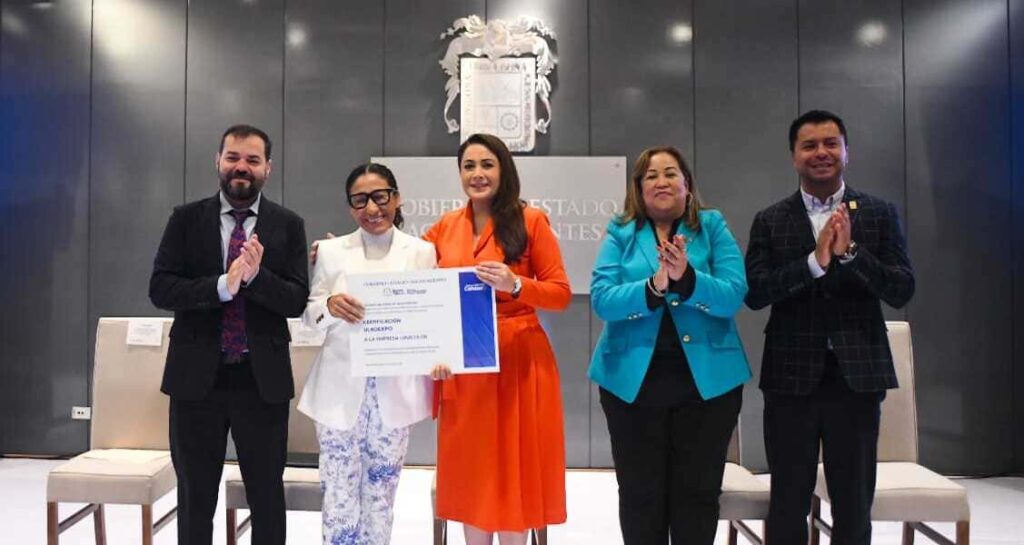 Tere Jiménez entregó apoyos económicos a empresas locales