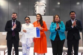 Tere Jiménez entregó apoyos económicos a empresas locales