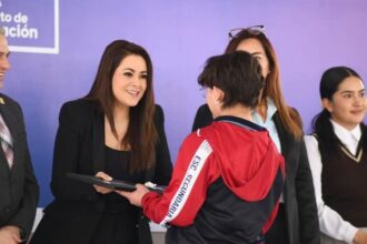 Entrega de reconocimientos a estudiantes con mejores promedios de la Escuela Secundaria Técnica No.41