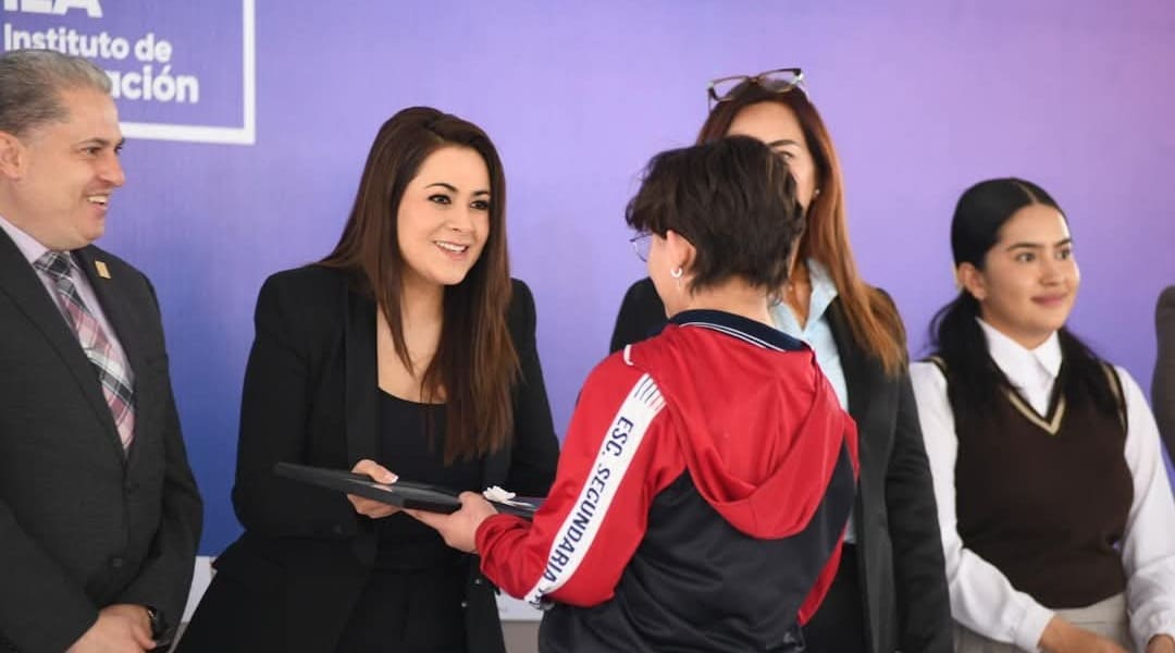 Entrega de reconocimientos a estudiantes con mejores promedios de la Escuela Secundaria Técnica No.41