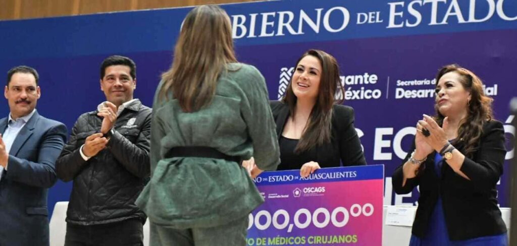 Tere Jiménez entrega apoyos a Asociaciones civiles