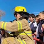 Estudiantes visitan la Estación de Bomberos