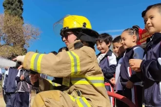 Estudiantes visitan la Estación de Bomberos