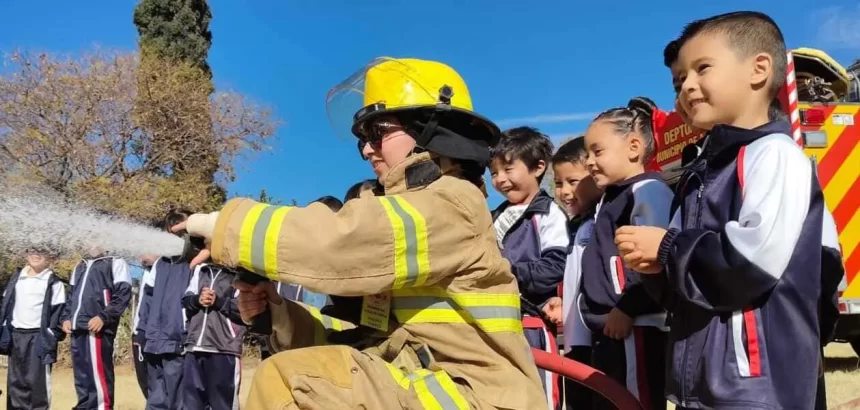 Estudiantes visitan la Estación de Bomberos