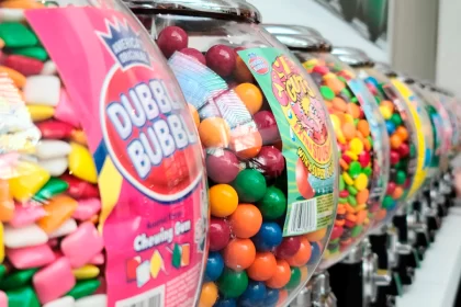 Imagen ilustrativa de una tienda con diversos exhibidores de chicle. Foto de JLMNoticias / Pete Alexopoulos / Unsplash.