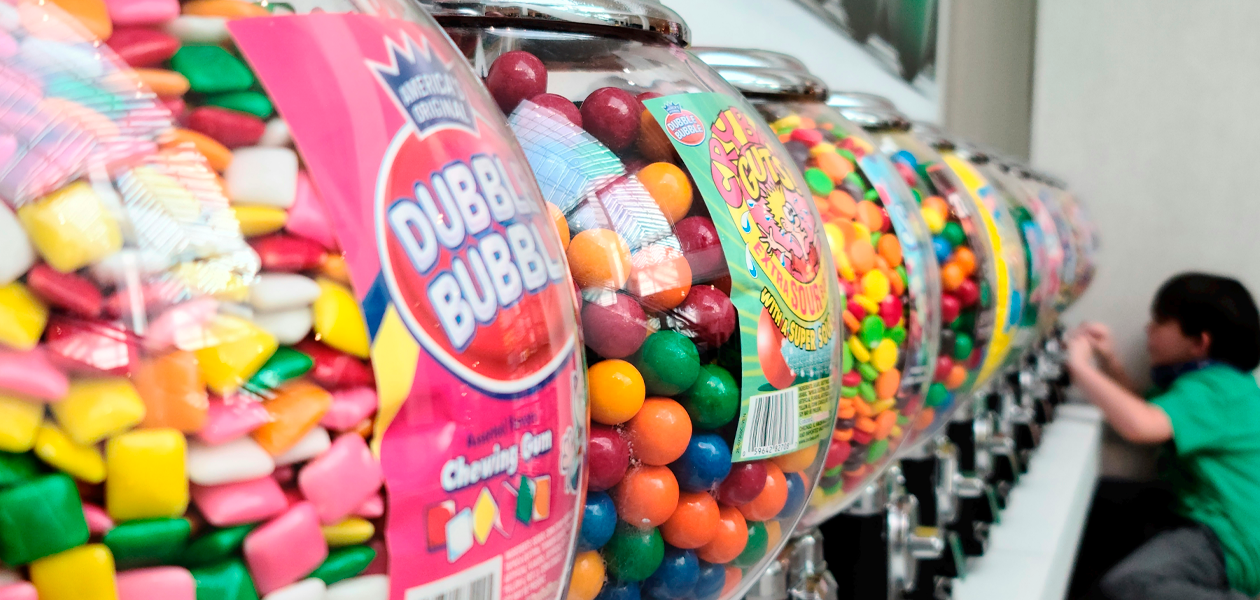 Imagen ilustrativa de una tienda con diversos exhibidores de chicle. Foto de JLMNoticias / Pete Alexopoulos / Unsplash.