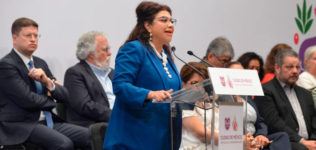 La jefa de Gobierno, Clara Brugada, durante la nueva declaratoria sobre la Tauromaquia en 2025. Desconoce Brugada actual reglamento taurino y “crea” uno nuevo con total desconocimiento. Foto: JLMNoticias / Gobierno de la Ciudad de México.