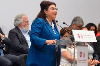 La jefa de Gobierno, Clara Brugada, durante la nueva declaratoria sobre la Tauromaquia en 2025. Desconoce Brugada actual reglamento taurino y “crea” uno nuevo con total desconocimiento. Foto: JLMNoticias / Gobierno de la Ciudad de México.