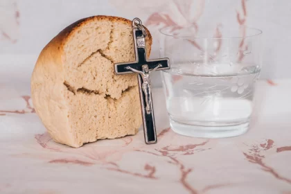 Imagen de archivo representativa de la cuaresma. Foto de JLMNoticias / Kamil Szumotalski / Unsplash.