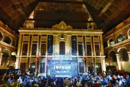 Se destaca el carácter vibrante y festivo del estado y su feria.