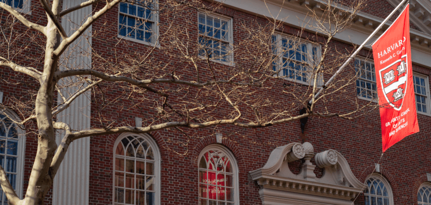 Harvard congela sus contrataciones, incertidumbre Foto: EFE