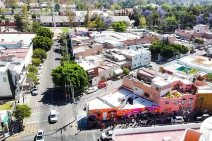 La obra fue gestionada por el IMAC y creada por artistas de la Universidad de las Artes