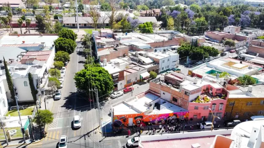 La obra fue gestionada por el IMAC y creada por artistas de la Universidad de las Artes