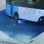 Edwin Misael Moreno Romo, de 20 años, murió atropellado por un camión urbano en la colonia Insurgentes mientras huía de una riña. El conductor fue detenido para investigaciones.