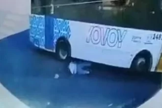 Edwin Misael Moreno Romo, de 20 años, murió atropellado por un camión urbano en la colonia Insurgentes mientras huía de una riña. El conductor fue detenido para investigaciones.
