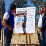 Leo Montañez supervisa la construcción de la línea de agua potable en Lomas del Picacho