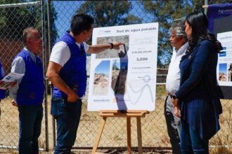 Leo Montañez supervisa la construcción de la línea de agua potable en Lomas del Picacho