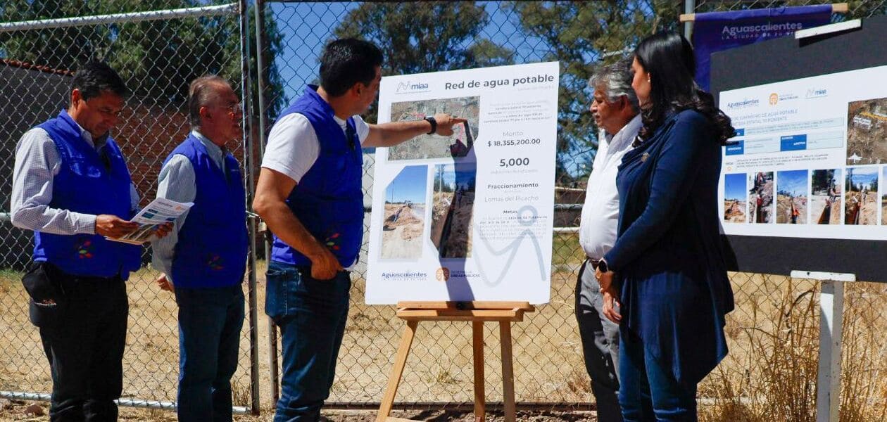 Leo Montañez supervisa la construcción de la línea de agua potable en Lomas del Picacho