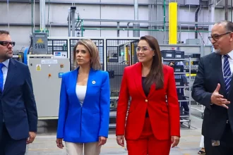 La gobernadora de Aguascalientes, Tere Jiménez se reúne con los directivos de la empresa estadounidense S&C Electric para expandir su producción en el estado.