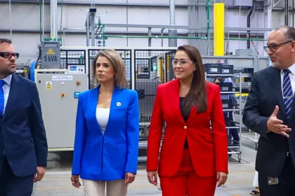 La gobernadora de Aguascalientes, Tere Jiménez se reúne con los directivos de la empresa estadounidense S&C Electric para expandir su producción en el estado.