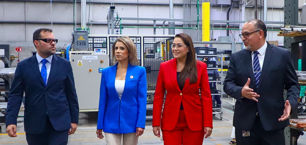 La gobernadora de Aguascalientes, Tere Jiménez se reúne con los directivos de la empresa estadounidense S&C Electric para expandir su producción en el estado.