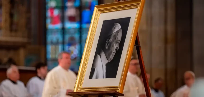Esto dice el acta "eterna" del papa Francisco. Foto de EFE/ EPA/ MARTIN DIVISEK.