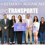 Tere Jiménez entrega reconocimiento a Liliana Veloz Flores, ganadora del programa "Conductor Gigante" en la Expo Transporte Público 2025
